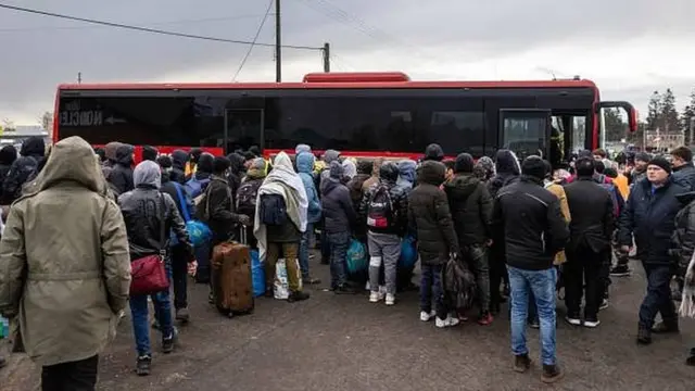 यूक्रेन छोड़ते लोग