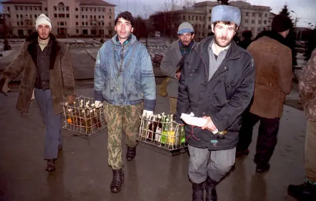 Жители Грозного с бутылками с зажигательной смесью