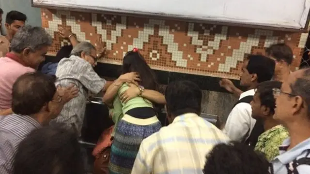 প্রেমিককে বাঁচানোর চেষ্টা করছিলো মেয়েটি