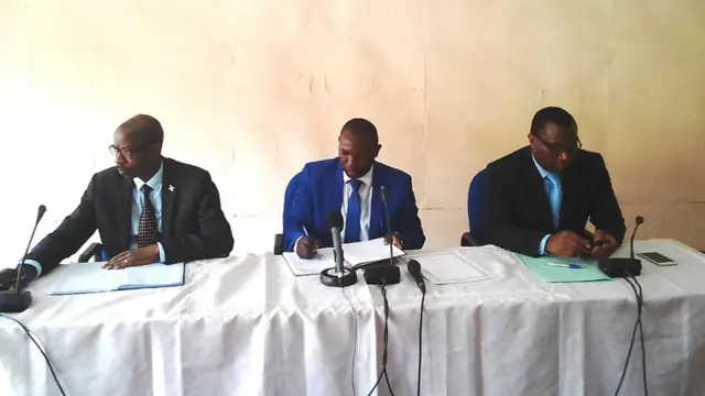 Abashikiranganji b'intwaro yo hagati mu gihugu (hagati), ikigega ca leta (i buryo kw'ifoto) n'uwabakozi ba leta n'akazi (i bubamfu kw'ifoto) nibo bari baserukiye leta