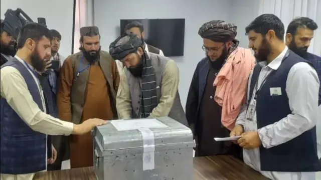 مسئولان طالبان در حال باز کردن صندوق سوالات کنکور