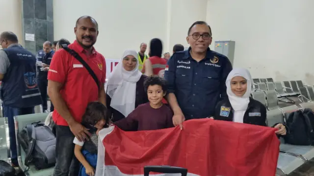 Keluarga Abdillah Onim, salah satu keluarga WNI di Gaza yang telah dievakuasi.