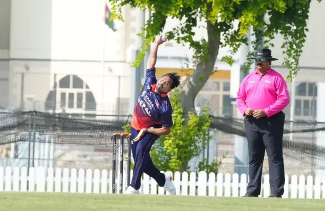 यूएईविरुद्ध बलिङ गर्दै करन केसी