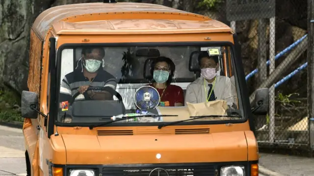 চীনে সার্স ভাইরাস সংক্রমিত একজনকে নিয়ে যাওয়া হচ্ছে