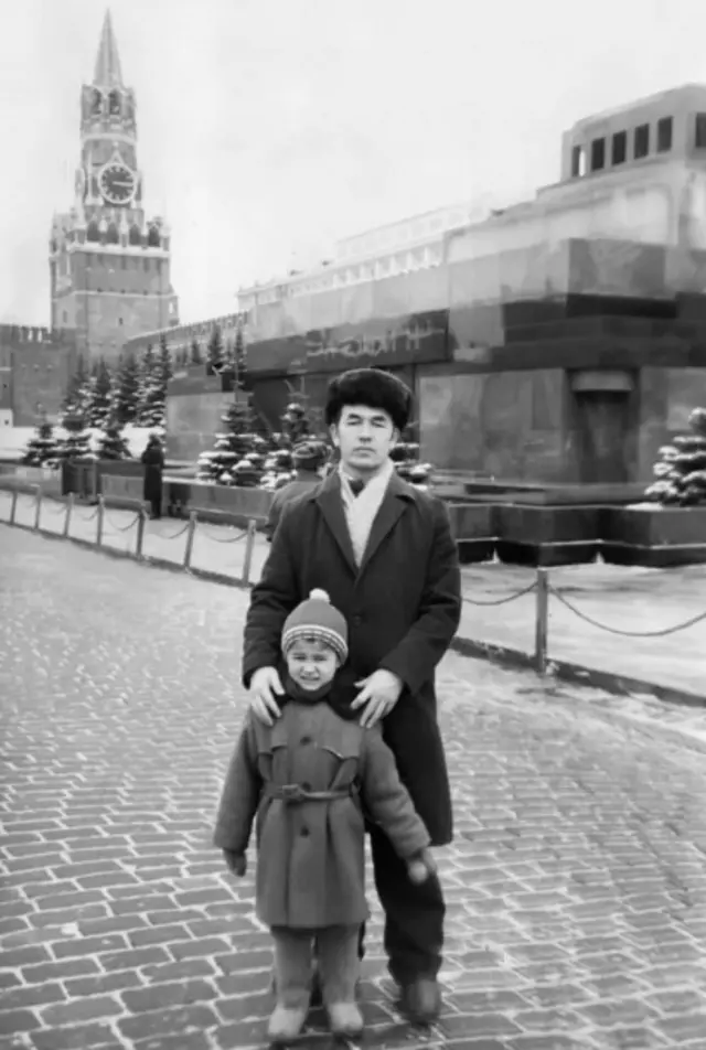 Азимжон Асқаров фарзанди билан Москва Қизил Майдонида