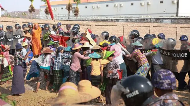 ရဲတွေနဲ့ ရုန်းရင်းဆန်ခတ်ဖြစ်ခဲ့တဲ့ မုံရွာ ဒေသခံများ (ပုံဟောင်း)