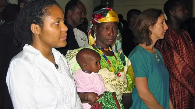 Bi Mani (aliyembeba mtoto wake) alifika katika mahakama ya Niamey mwaka wa 2008