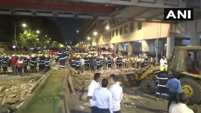 மும்பையில் நடைமேம்பாலம் இடிந்து விபத்து : 5 பேர் உயிரிழப்பு