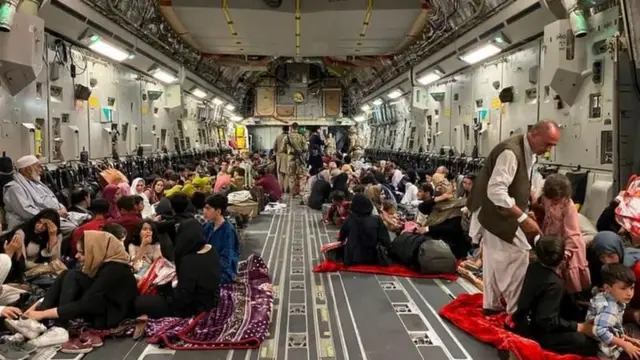 شهروندان افغان در هواپیمای ارتش آمریکا زمانی که طالبان کابل را تصرف کرد، اوت ۲۰۲۱