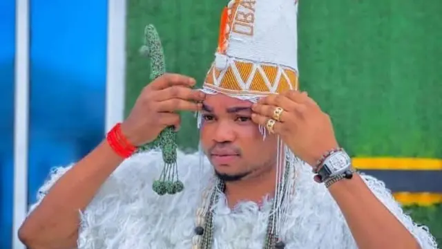 Ọmọwe Ifayomi Oba Edu Jogbodo Orunmila, Oba Awurela Agbaye Obatala (Babalawo to ṣẹ Ifa fun Destiny Boy)