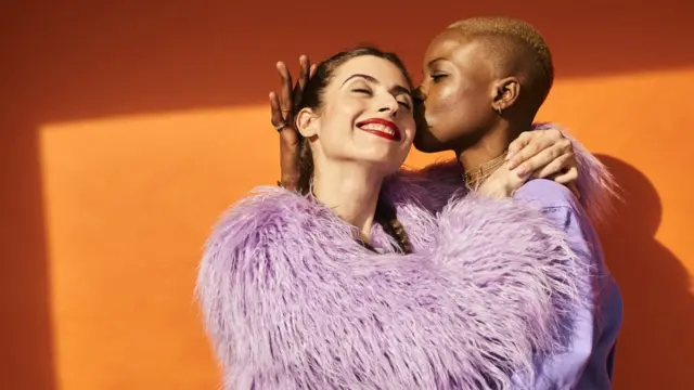 Una pareja de mujeres abrazándose