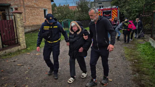 Рятувальники допомагають постраждалим від російської атаки на Львівщині