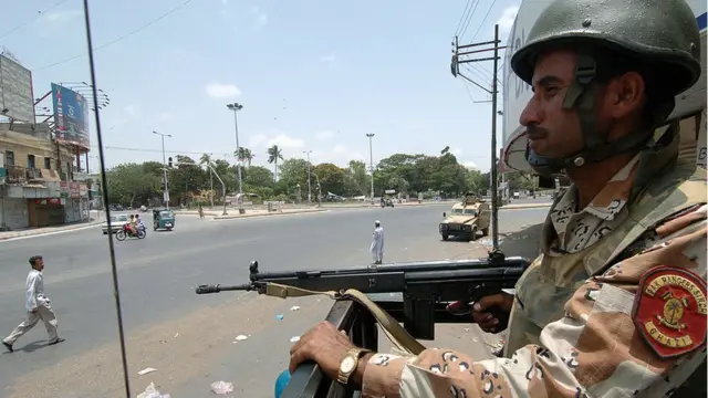 حالات بگڑنے کے بعد اگلے دن شہر میں فوج تعینات کر دی گئی