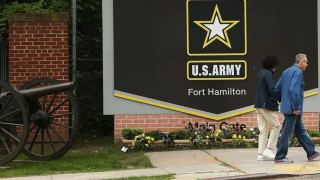 Exterior de la base de Fort Hamilton.