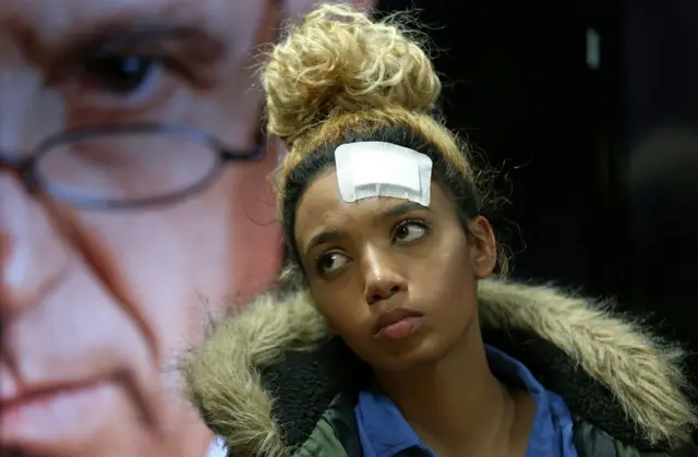 Gabrielle Engels ayaa sheegtay in ay gacan-qaad kala kulantay xaaska madaxweynaha Zimbabwe , Grace Mugabe