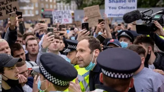 Uwahoze ari rurangiranwa muri Chelsea Petr Cech yarifatanije n'abakunzi bayo bari biyegeranirije hanze y'ikibuga imbere 'yurukino rwayihuje na Brighton