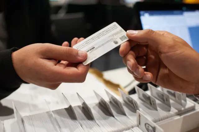 Entrega de cédulas a venezolanos migrantes en enero de 2022, durante una campaña de vacunación. 