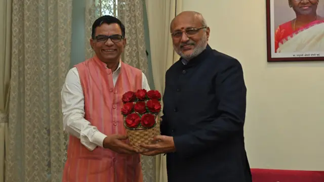 गोंडवाना विद्यापीठाचे कुलगुरू डॉ.प्रशांत बोकारे आणि महाराष्ट्राचे राज्यपाल आणि कुलपती डॉ. सी. पी. राधाकृष्णन