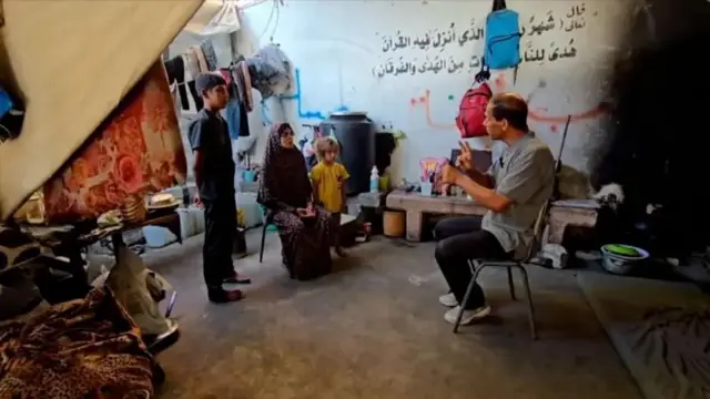 Fadl Karaz, mwalimu wa lugha ya ishara, akiwa na familia ya Umm Muhammad