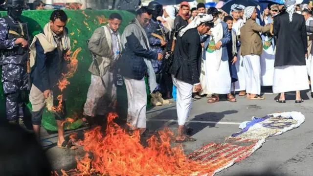 3 अप्रैल, 2026 को यमन की राजधानी सना में ईरान समर्थित हूती समूह के समर्थकों ने ईरान और लेबनान के साथ एकजुटता में एक रैली के दौरान अमेरिकी और इजरायल के झंडे जलाए
