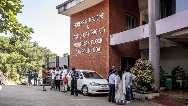 आगलागीमा परी मृत्यु भएका व्यक्तिको शव परीक्षण गरिएको अस्पतालबाहिर केही मृतकका आफन्तहरू