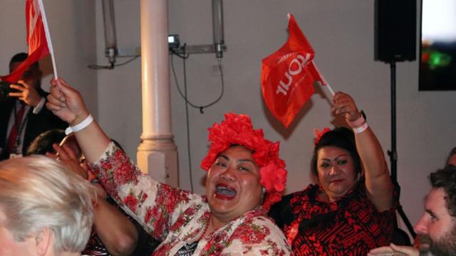 Seguidores del partido laborista celebran la victoria.