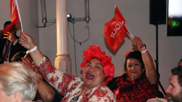 Seguidores del partido laborista celebran la victoria.