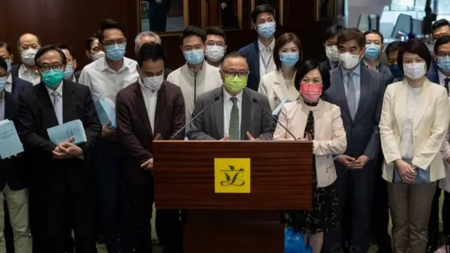 草案周三（4月14日）在立法会进行首读，预料在泛民总辞后只剩下建制派的立法会可以顺利通过，并没有很大的修改空间。