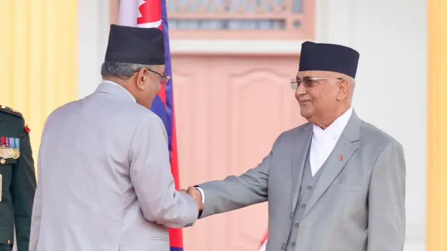 निवर्तमान प्रधानमन्त्री प्रचण्ड र नवनियुक्त प्रधानमन्त्री ओली