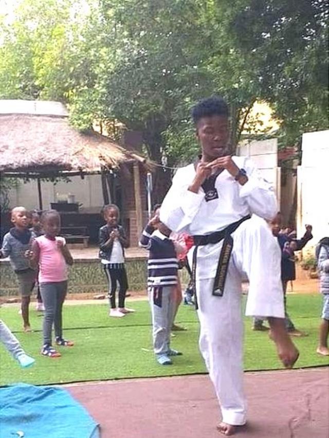 Abueng Sekgwelea dá uma aula de taekwondo para crianças