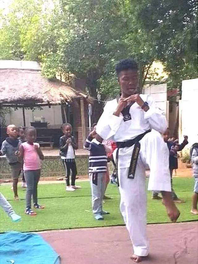 Abueng Sekgwelea dá uma aulapoker ultimate texas holdemtaekwondo para crianças