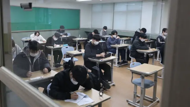 시험 시작 전 막바지 준비를 하고 있는 수험생