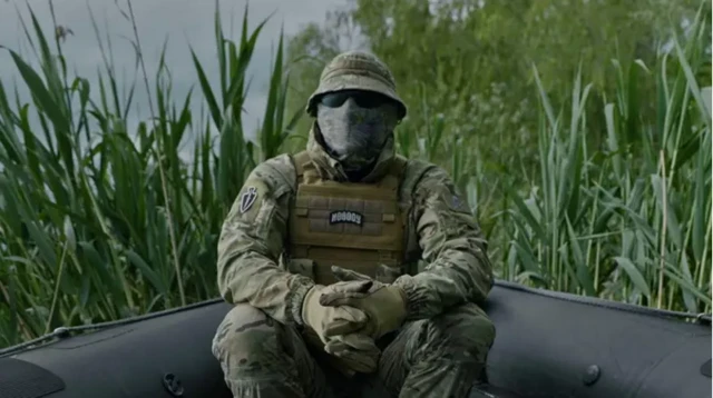 Боец ГУР, разведчик с позывным «Кос» в форме «мультикам