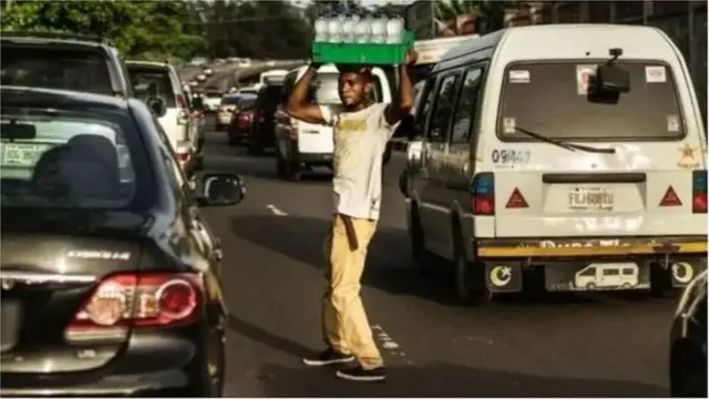 Hoton wani matashi yana sayar da ruwa a titi