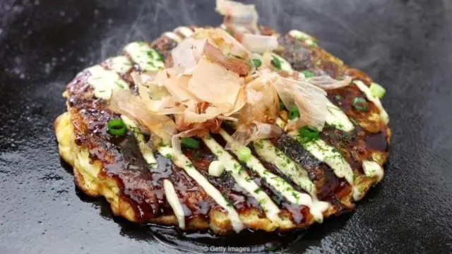 Serpihan bonito pada omelet Jepang.