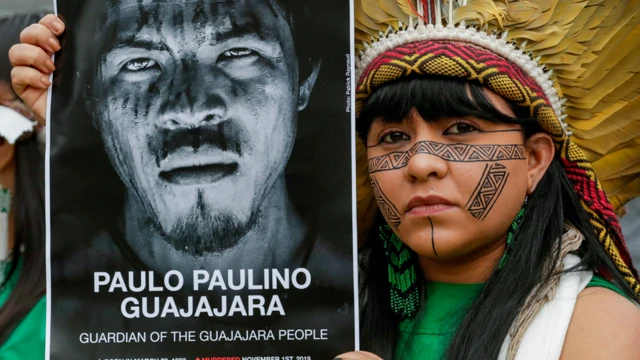 Nara Bare, integrante de la Coordinación de Organizaciones Indígenas de la Amazonía Brasileña, COIAB, con una pancarta con el rostro de Paulo Paulino Guajajara