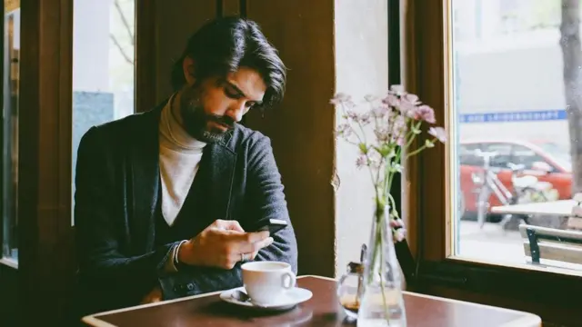 Чоловік у кафе