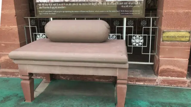 بِرلا ہاؤس کے سبزہ زار میں مہاتما گاندھی کی نشست