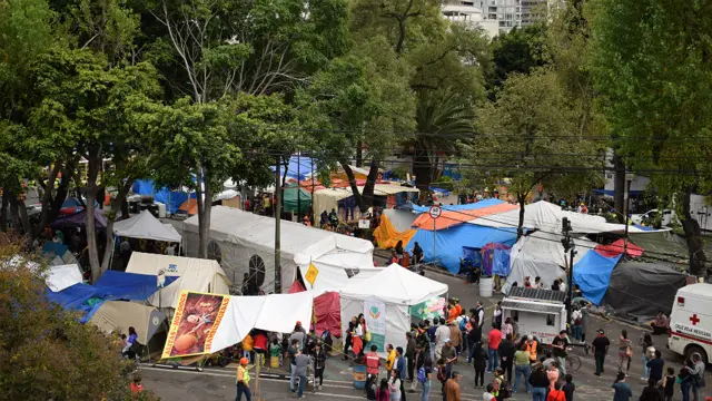 Tiendas de campaña alrededor de un edificio derrumbado en Ciudad de México.