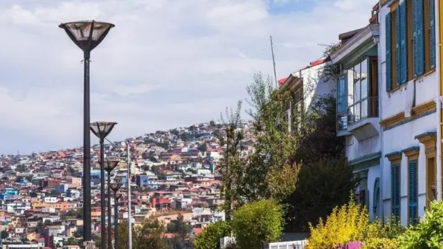 منازل فوق منطقة مرتفعة في تشيلي