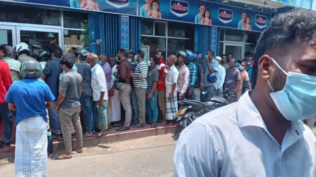 பால்மாவுக்கான வரிசை.