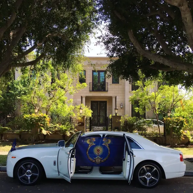 عکس از ماشین شاهزاده سرین