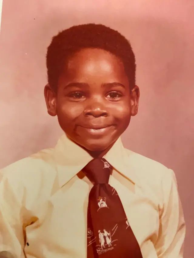 Retrato de Vamarr Hunter cuando tenía 9 años vestido con camisa y corbata