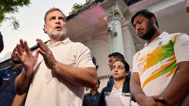 साहिल लोचब के साथ राहुल गांधी