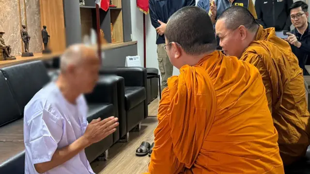 ထိုင်းရဲတပ်ဖွဲ့ က လူဝတ်လဲခိုင်းခဲ့တဲ့ လော့ဘူရီခရိုင်ထဲက Wat Phrabatnampu ဘုန်းကြီးကျောင်းရဲ့ ကျောင်းထိုင်ဆရာတော် Luang Phor Alongkot