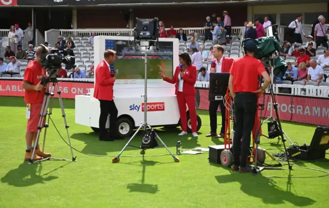 ਕਮੈਂਟਰੀ