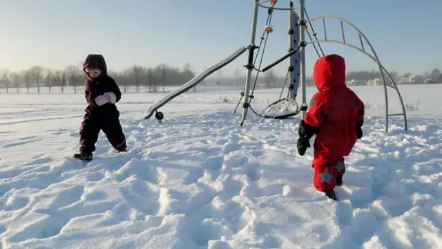 Deca se igraju na snegu