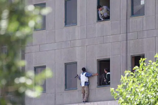 نیروهای امنیتی در ساختمان مجلس در جریان حمله