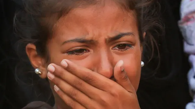 طفلة تبكي في جنازة بعد غارة إسرائيلية ليلية على خيمة في خان يونس