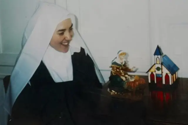 Sœur Mary Elizabeth.